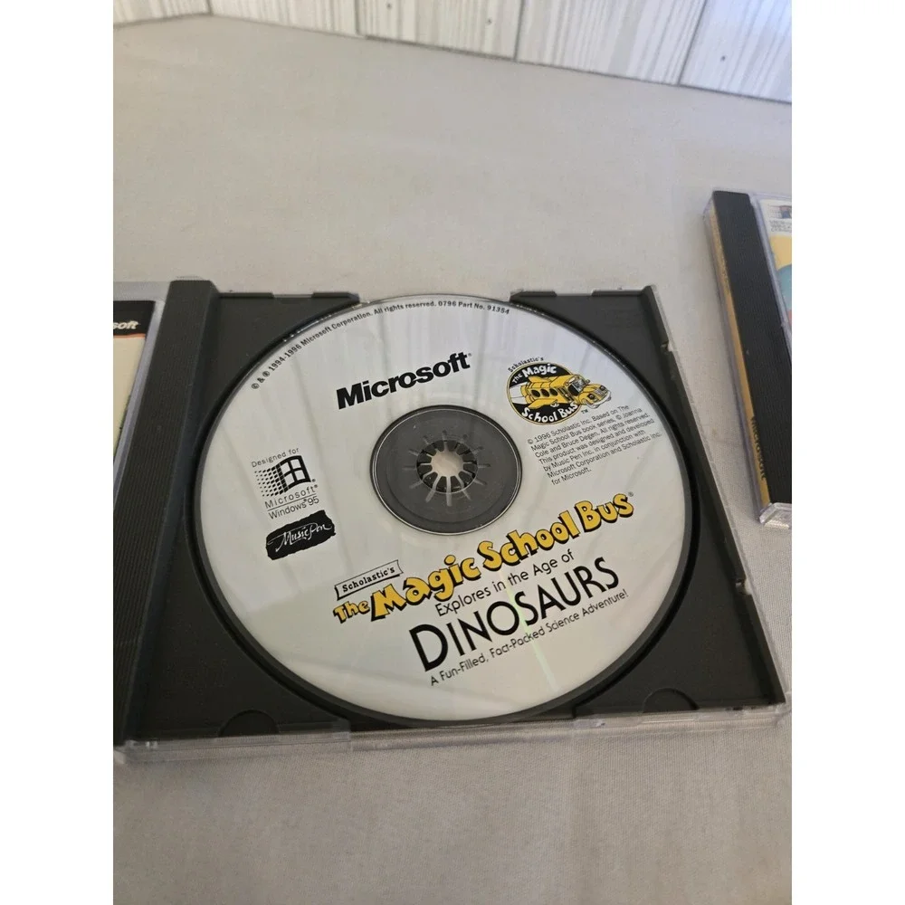 ( 2)Scholastic's The Magic School Bus Explores In The Age Of Dinosaus& Ocean PC